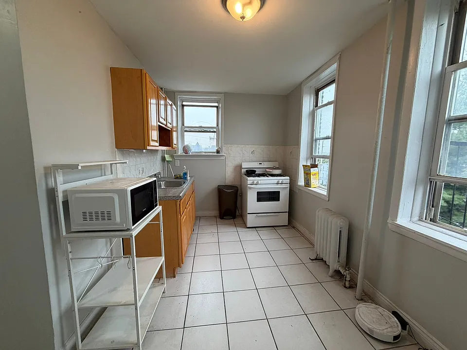 93 Garrison Ave #B3