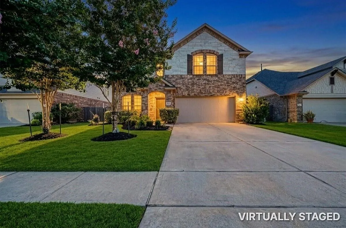 4 bed, 2.5 bath, 2645 sqft, $2,400 — Photo 3