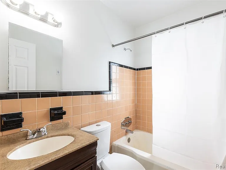 613 Riverbank St — Photo 12