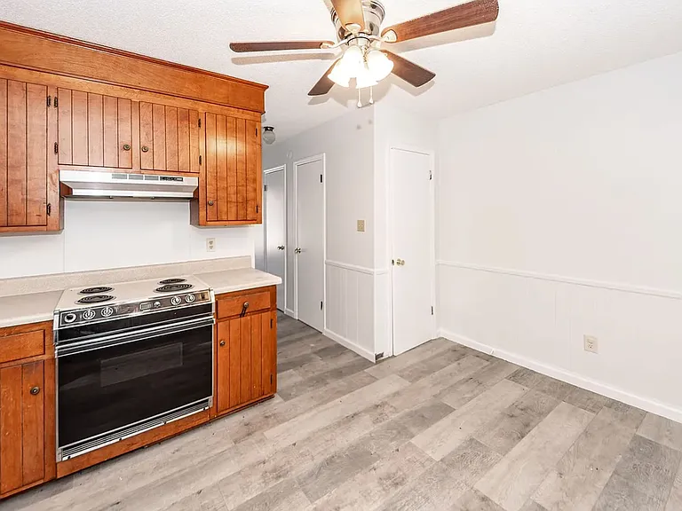 120 Colonial Ct — Photo 8