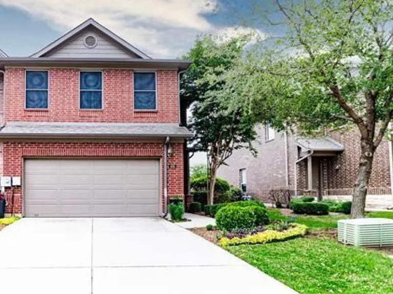 460 Hunt Dr — Photo 1