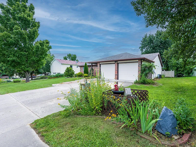 2301 Winchester Dr — Photo 2