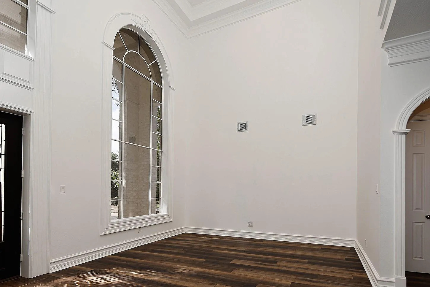5 bed, 5.5 bath, 4331 sqft, $9,500 — Photo 4