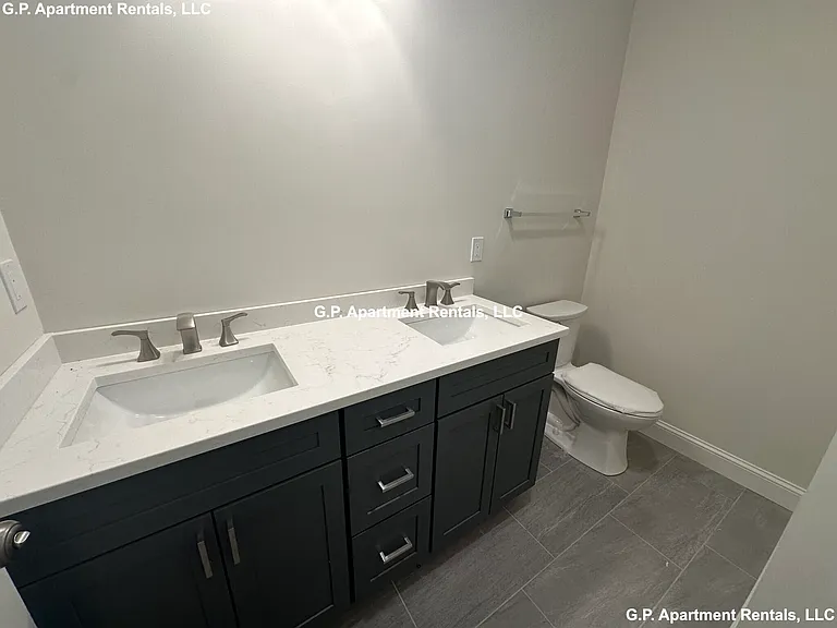 605 Broadway — Photo 9