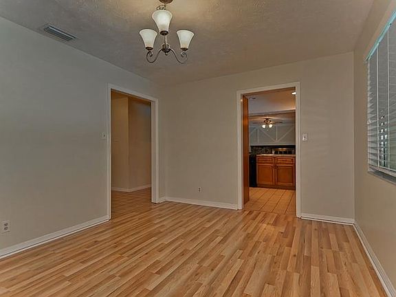 4th image of 218 Hidden Lake Dr