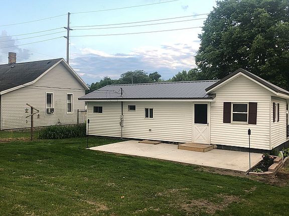 Nice back patio area 4 BBQ’s