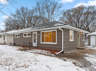2579 Charlotte St, Roseville, MN 55113