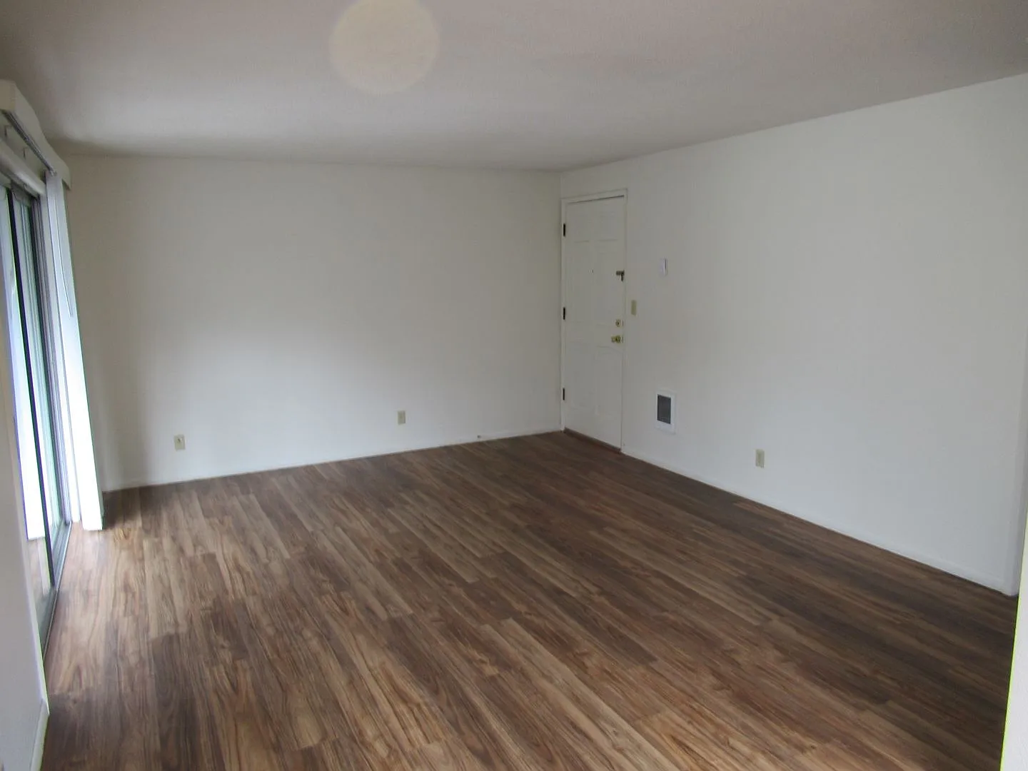 One Bedroom Apartment by Bush Park — Photo 4