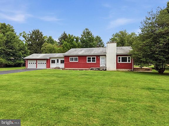 2nd image of 4 Flower Hill Ln