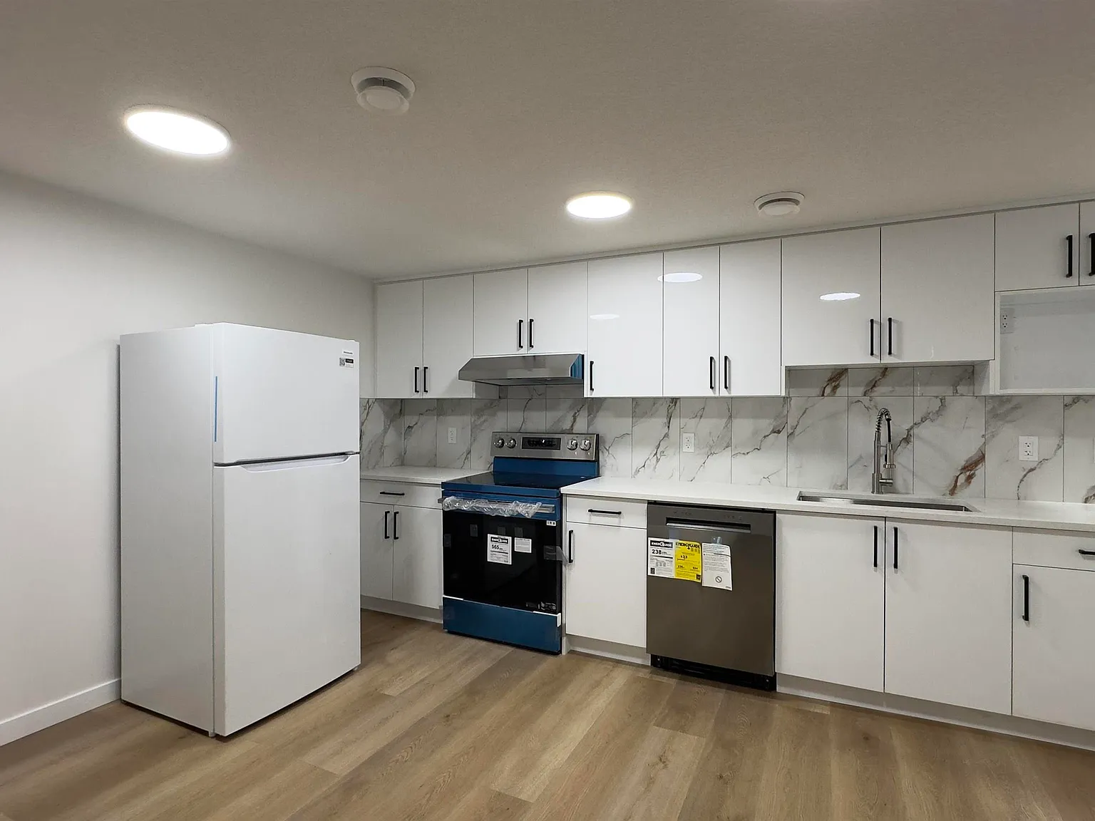2 bed, 1.0 bath, 799 sqft, $1,300 — Photo 2