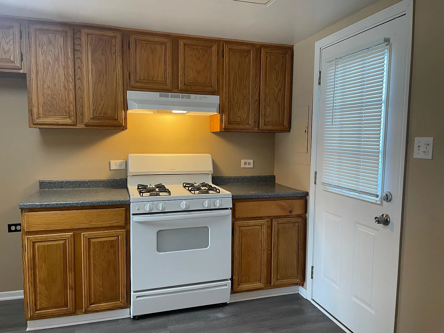 3 bed, 1.5 bath, 1160 sqft, $2,000 — Photo 2