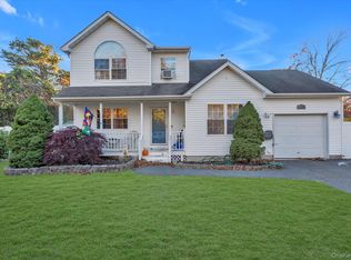 17 Ostend Cir, Shirley, NY 11967