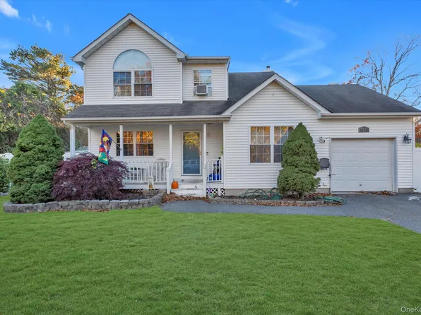 17 Ostend Circle, Shirley, NY 11967