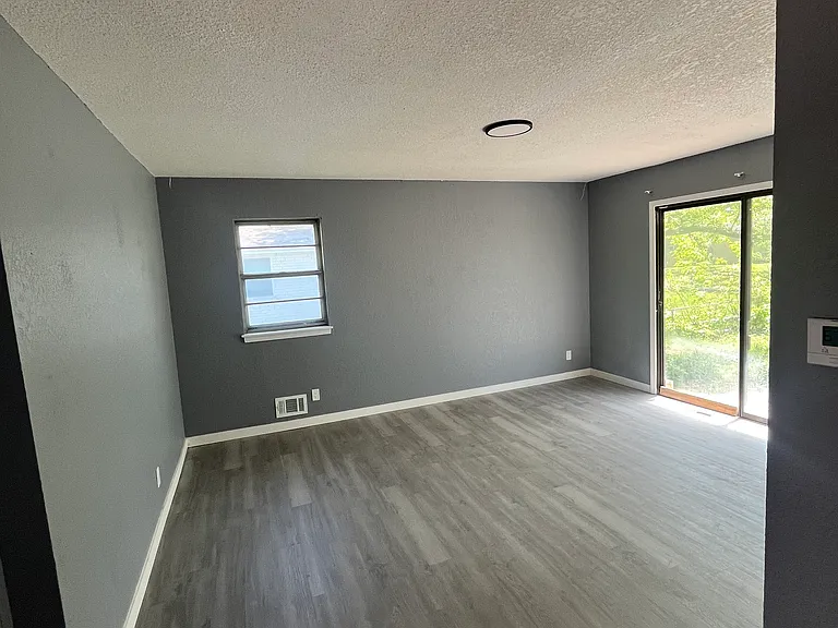 1008 SW Sunset St — Photo 3