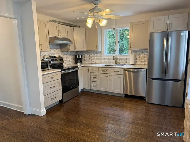 3 bed, 1.0 bath, 1042 sqft, $2,700 — Photo 3