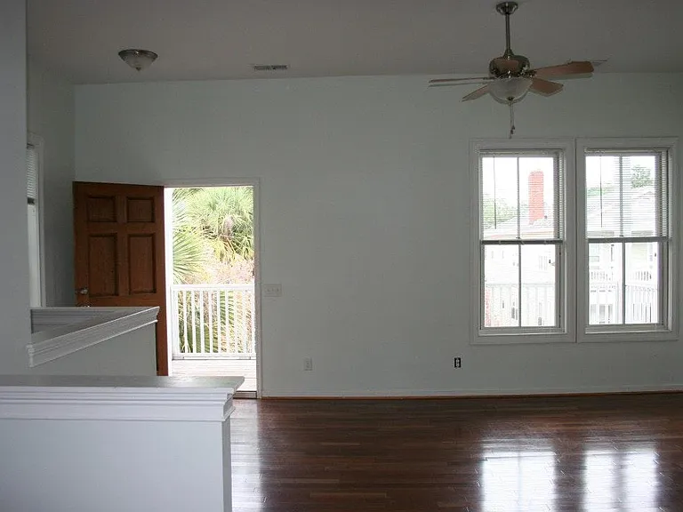 2221 Whitaker St — Photo 2
