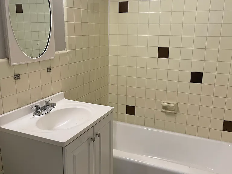 Delton Apartments — Photo 25
