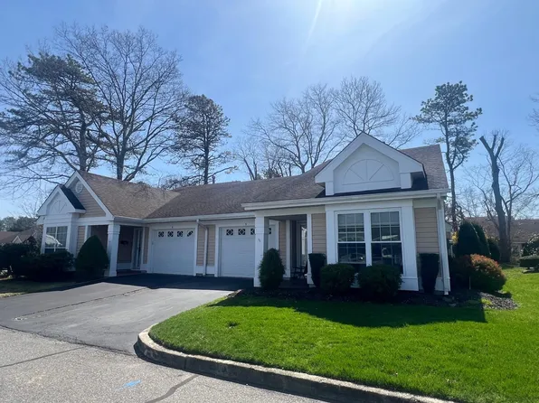 5 Wainscott Court, Ridge, NY 11961
