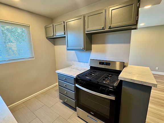 3rd image of 1120-1130 N Laurel Ave W #4F