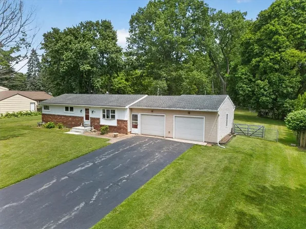 17 Briarwood Ln, Fairport, NY 14450