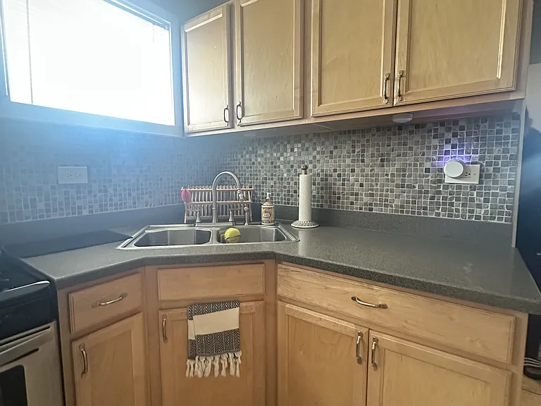 1015 W 31st Pl #1A — Photo 6