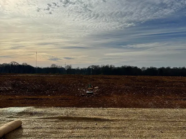 8 Bear Bryant Dr, Athens, AL 35613