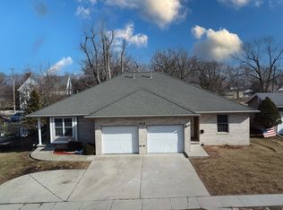 411 S Crescent St, Gilman, IL 60938