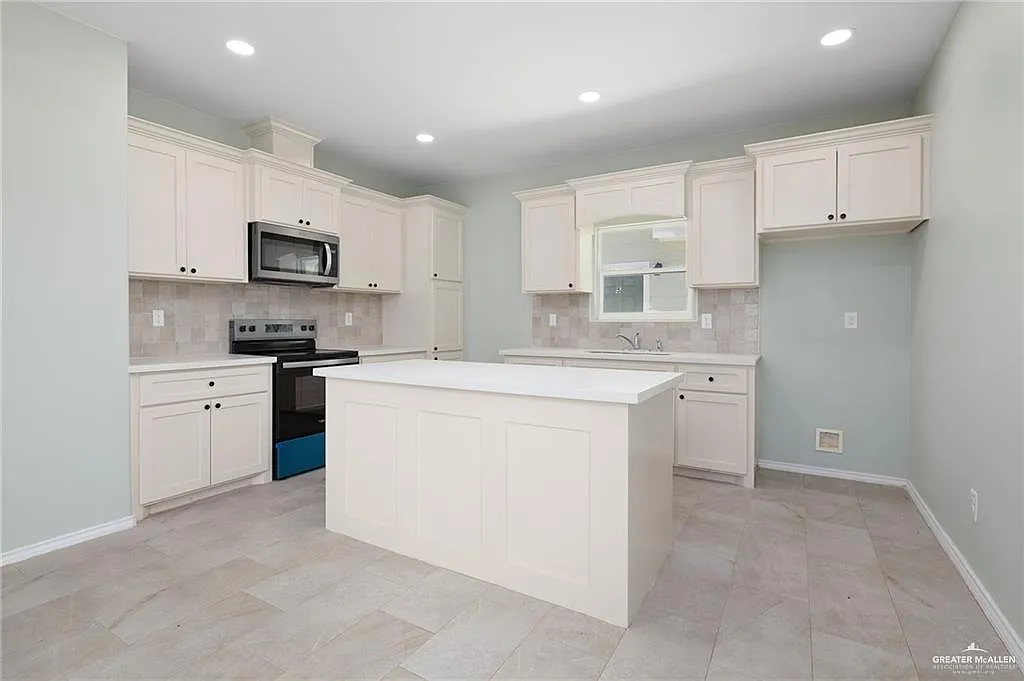3 bed, 2.0 bath, 1169 sqft, $1,250 — Photo 2