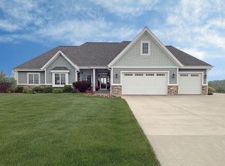 8980 Deer Run Dr N, Allenton, WI 53002