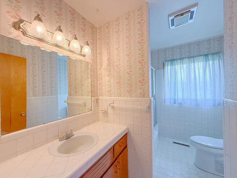 927 E Jefferson St — Photo 30