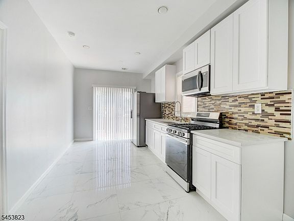 5th image of 858 Lyons Ave