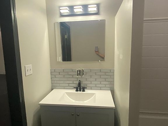 2nd image of 1000 E 9th St #227