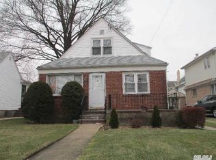 21 Stewart Ave, Stewart Manor, NY 11530