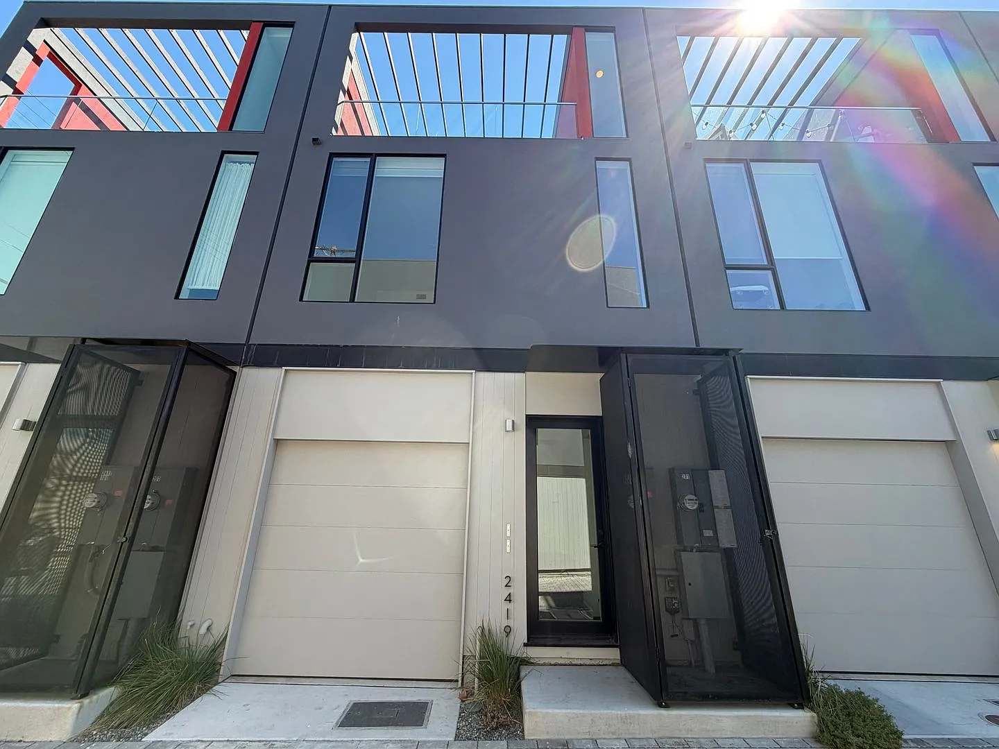 Beautiful Nineth & Broadway Duplex — Photo 1