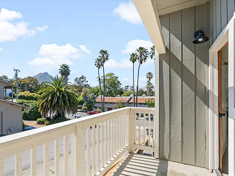 561 Luneta Dr — Photo 9