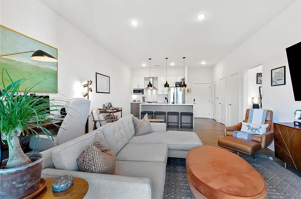 1 bed, 1.0 bath, 804 sqft, $1,950 — Photo 1