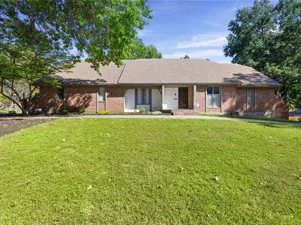 205 NW Hillcrest Ln, Lees Summit, MO 64063