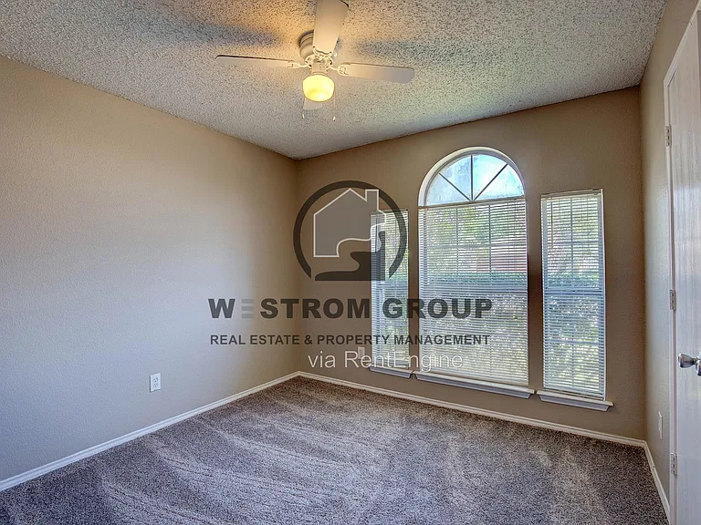 2363 Laurelhill Ln — Photo 22