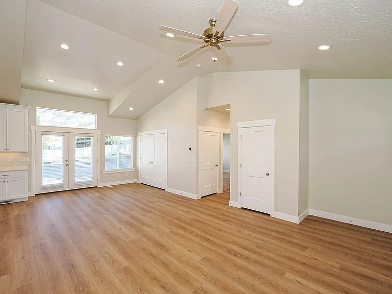 251 E 1280 N — Photo 24