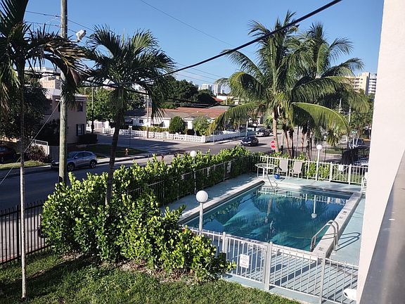 3rd image of 140 NW 14th Ave APT 8