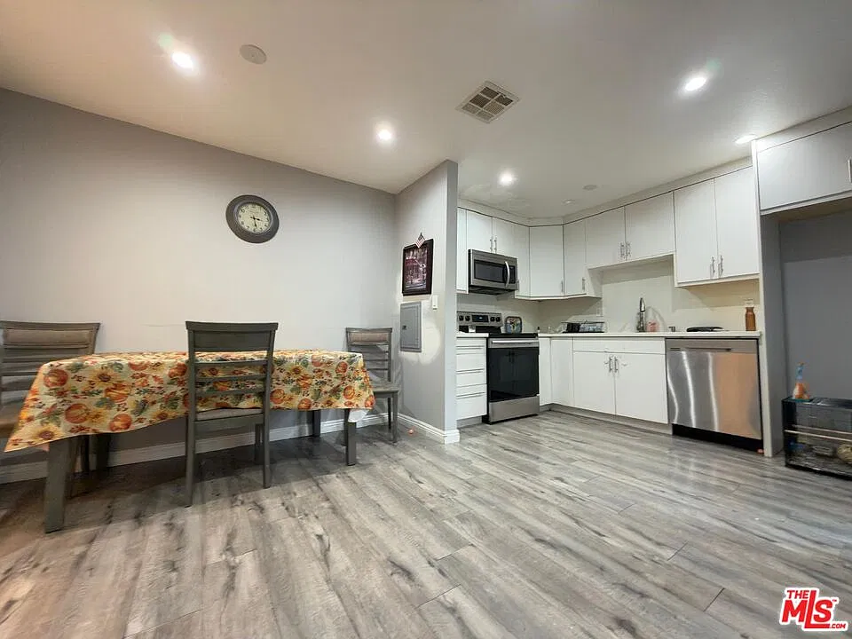 2 bed, 2.0 bath, 971 sqft, $2,750 — Photo 3