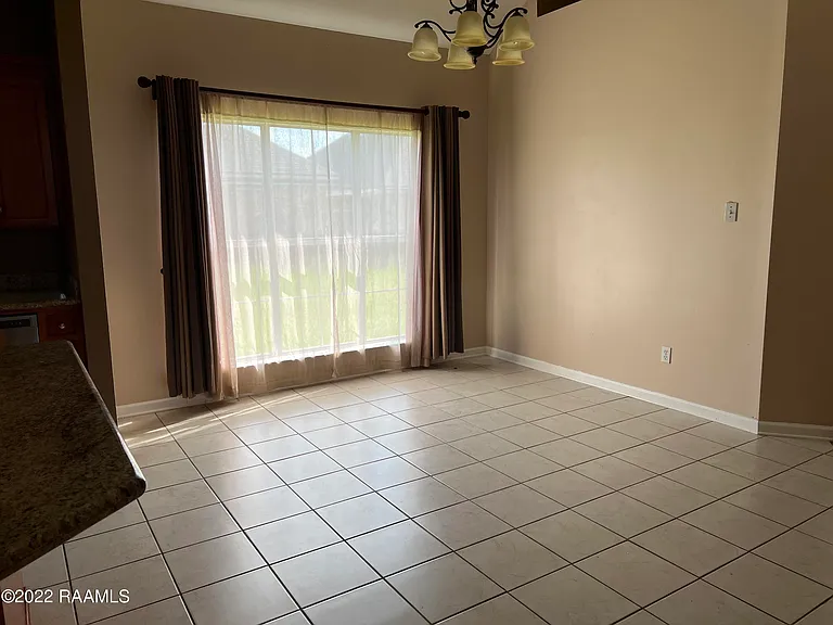 600 Glade Blvd — Photo 4