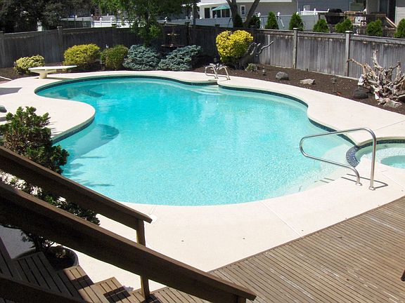 Heated Pool w/ Spa