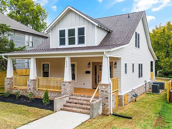 2nd image of 213 Leonard Pl NE