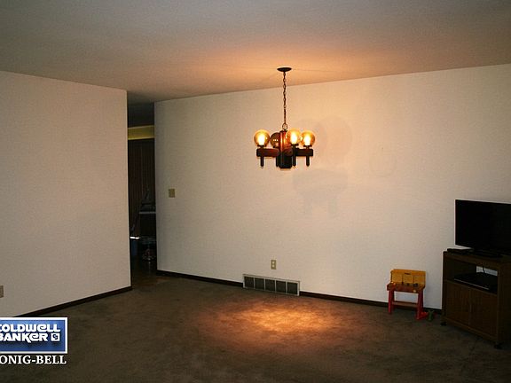 3rd image of 121 Loraine Dr