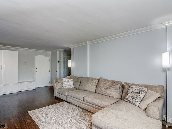 4th image of 10 N Wood Ave #418
