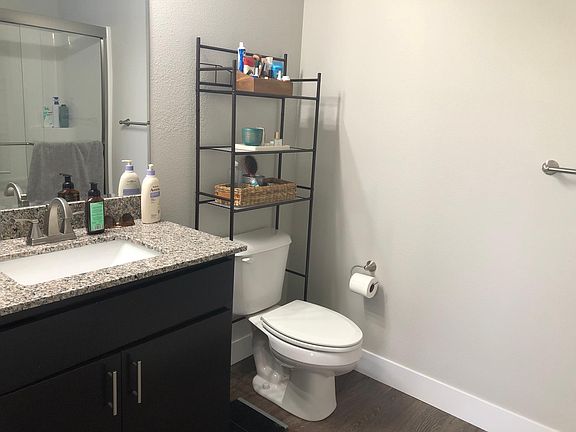 4th image of 903 E Oak St #230