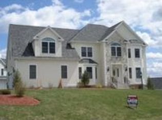 17 Meadow Creek Dr, Dracut, MA 01826