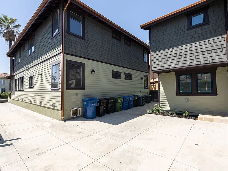 1822 1/2 S Harvard Blvd — Photo 4