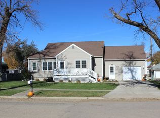909 3rd St, Hull, IA 51239